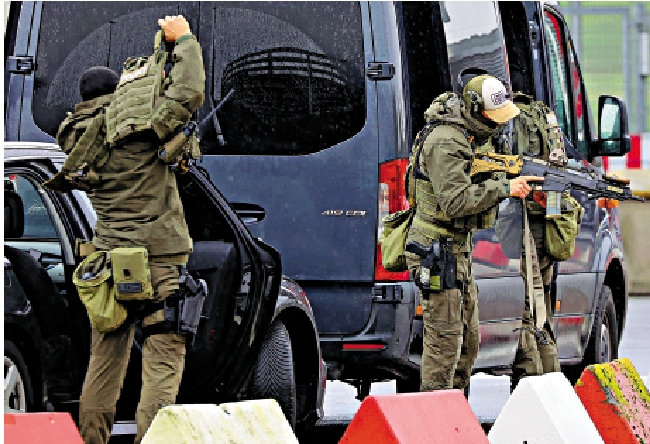 　　圖：德國特種警察5日在漢堡機場為男子劫持人質事件待命。\美聯社