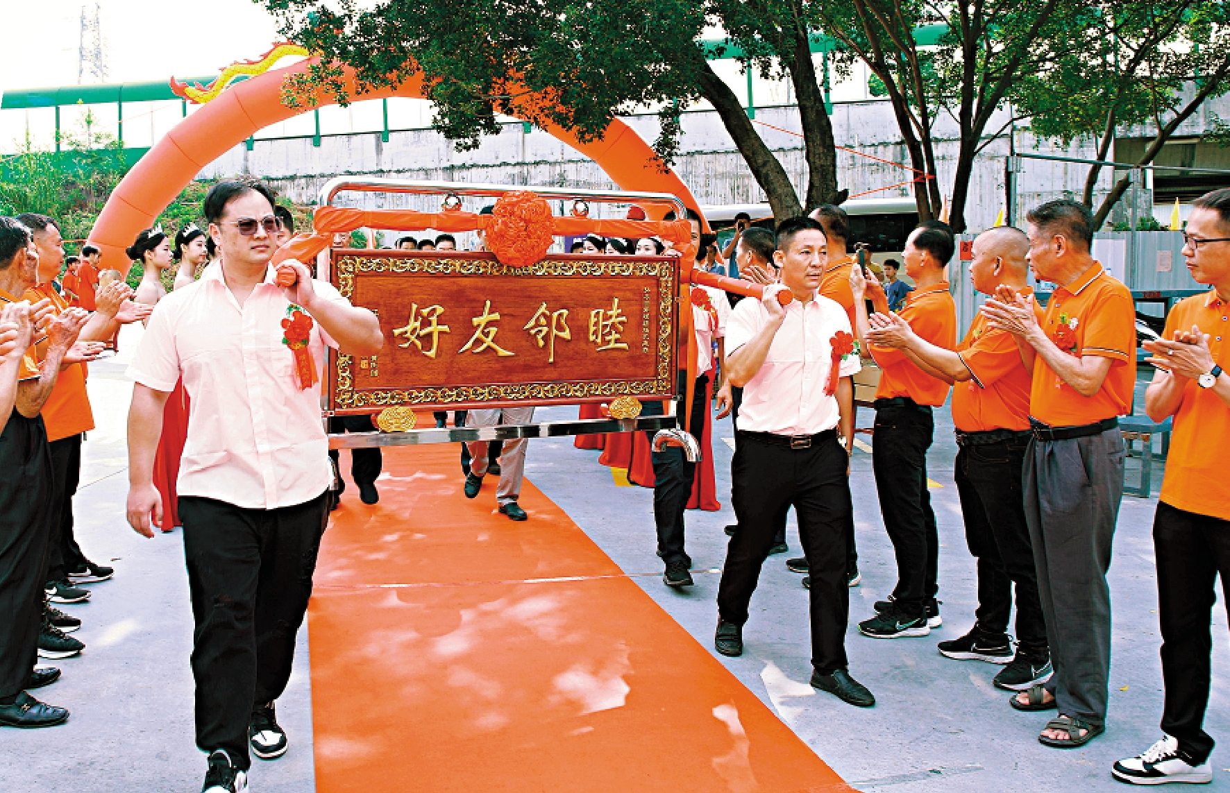 　　圖：日前，隨着「睦鄰友好」牌匾進村，廣東揭陽市榕城區仙橋街道槎橋村、美西村、美東村、下六村四個「世仇村」正式宣布破冰和解。/網絡圖片
