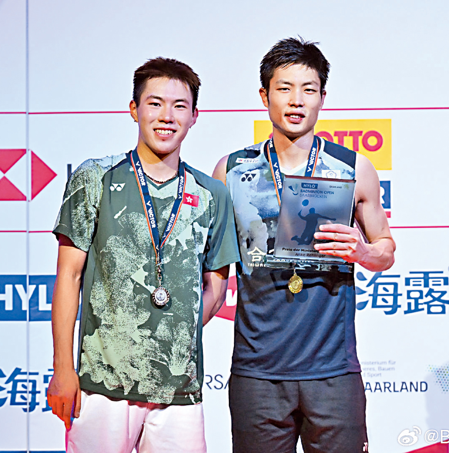 　　圖：李卓耀（左）領獎後與冠軍周天成合照。