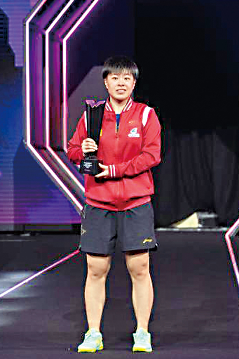 　　圖：王藝迪在頒獎儀式上手捧獎盃。\新華社