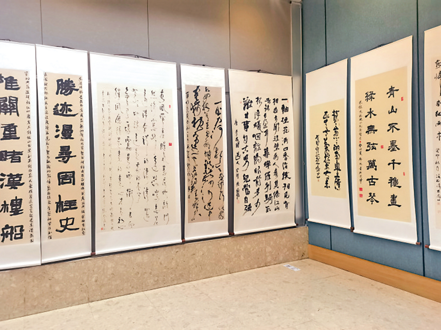 　　圖：「這邊風景2023——深圳南山、珠海香洲、香港、澳門地區書法交流展」展廳現場。\大公報記者劉毅攝