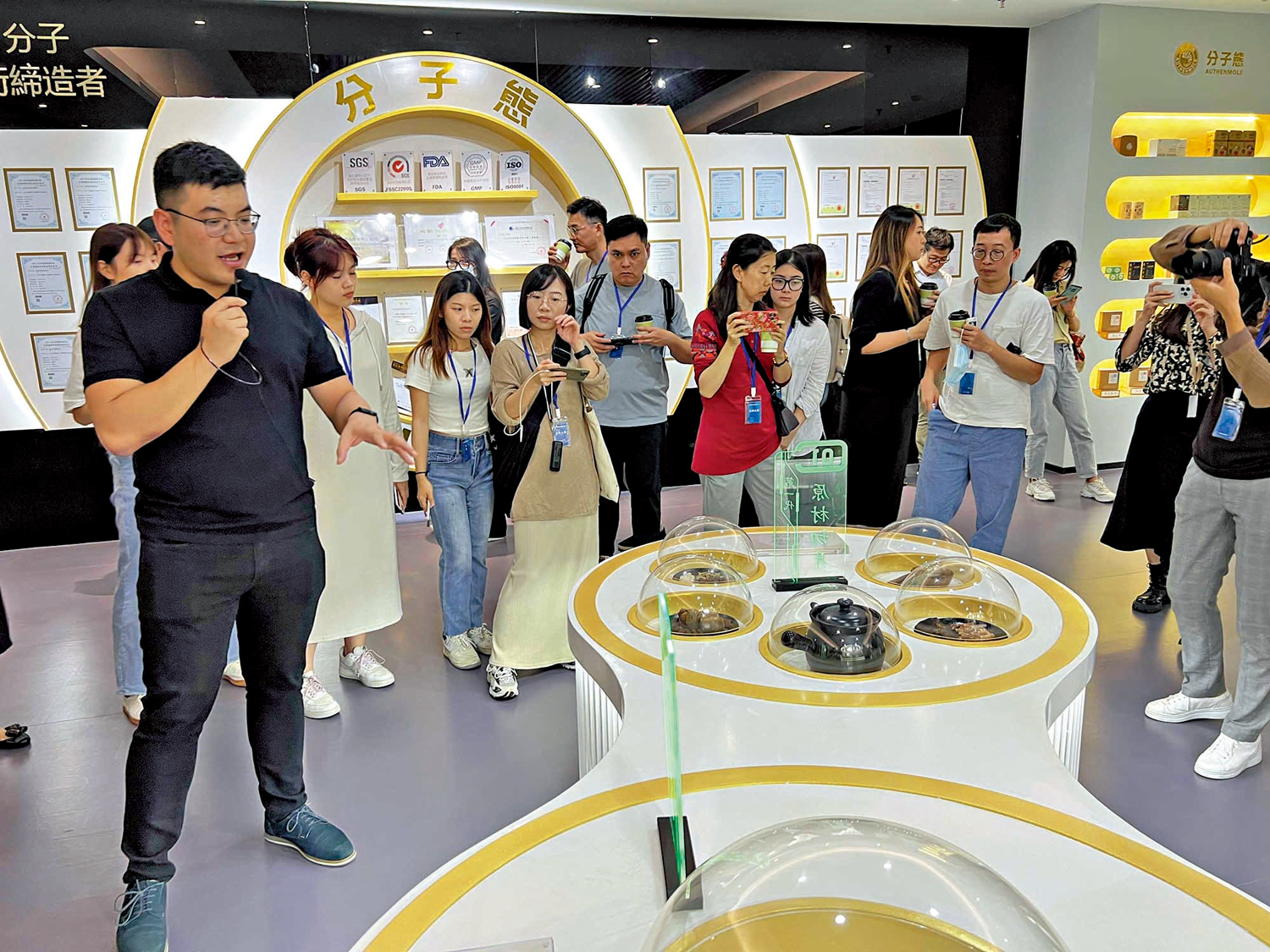 　　圖：港澳媒體在粵澳合作中醫藥科技產業園參觀。\大公報記者帥誠攝