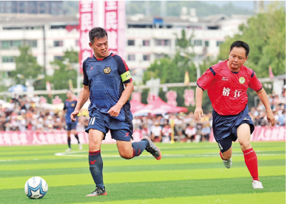 　　圖：香港明星足球隊8月作客貴州「村超」，以4：3取勝。圖為黃日華（左）擺脫對手追纏。\資料圖片