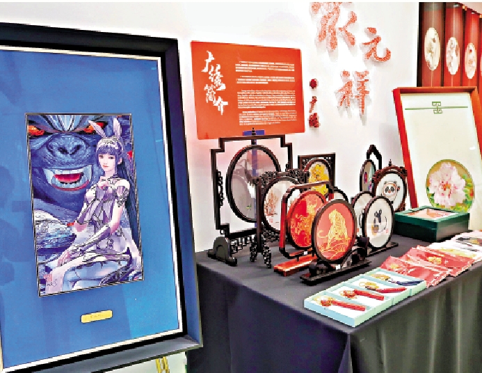 　　圖：王新元廣繡工作室入口放着《斗羅大陸》主角小舞的繡像。\大公報記者李紫妍攝