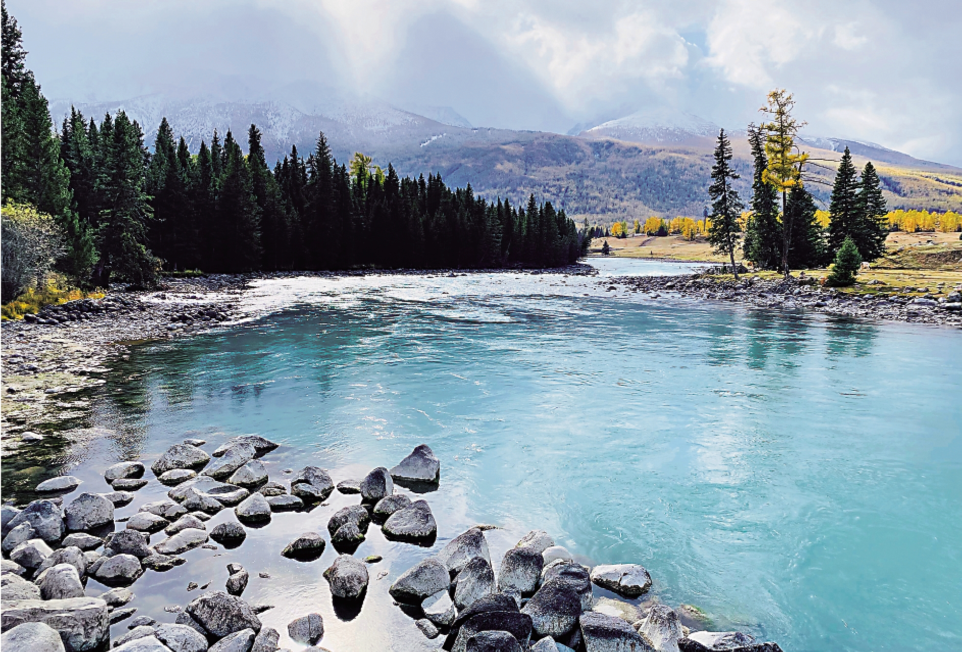 　　圖：喀納斯把新疆本來就美的森林、河流、草甸和湖泊，完美地組合在一起。
