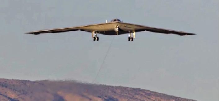　　圖：B-21首飛時機後拖曳的長線名為「拖錐」，用於校準空速管與靜壓感測器。