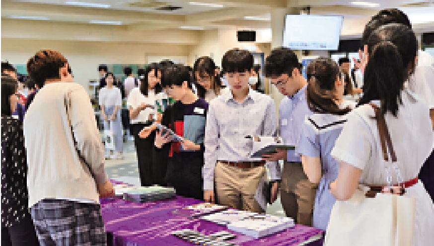 　　圖：德信中學上周六舉辦中學聯校模擬面試活動，六所大專院校參與，超過380位中五及中六學生進行面試。