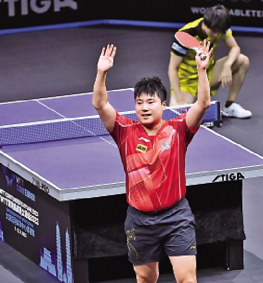 　　圖：梁靖崑（前）在比賽結束後慶祝奪冠。 　　中新社