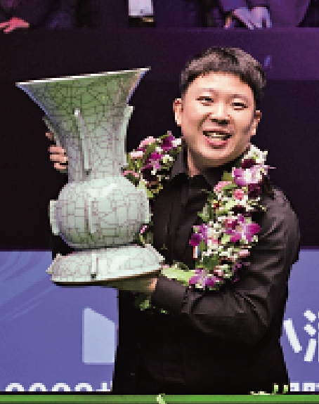 　　圖：張安達在賽後手捧冠軍獎盃慶祝。　中新社