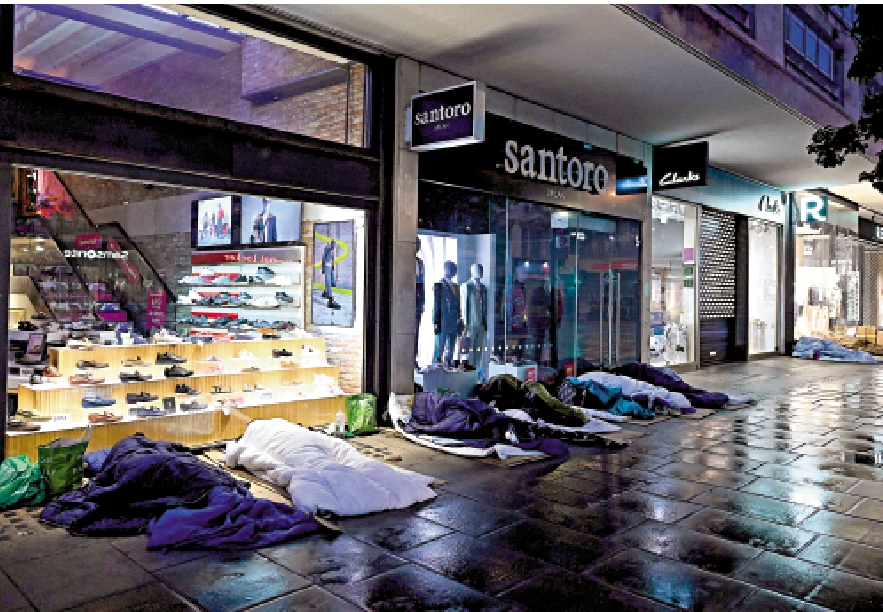 　　圖：英國經濟前景差，一排無家可歸者躺在英國牛津的街道上。\法新社