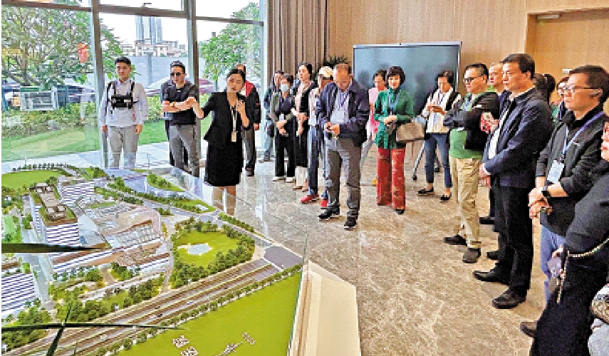 　　圖：參訪團了解和祐醫院的建設規劃情況。\大公報記者敖敏輝攝