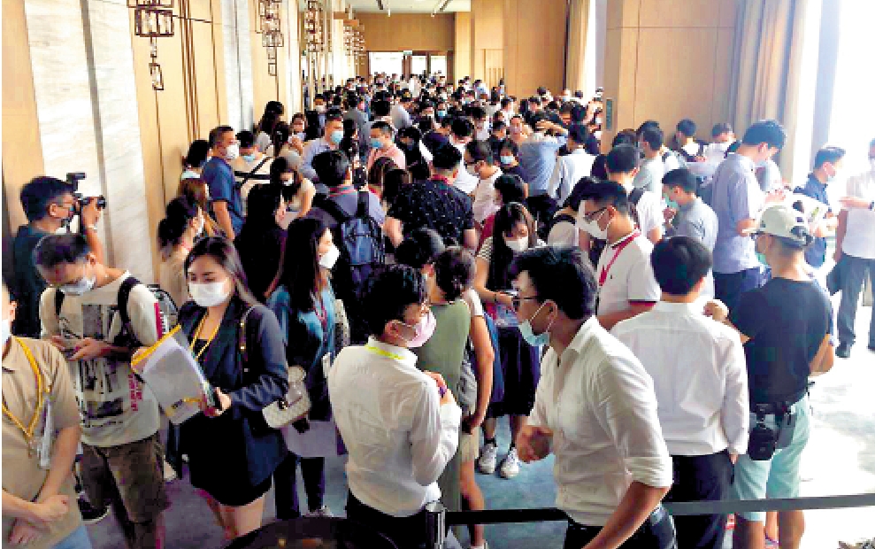 　　圖：地產代理為發展商推銷樓盤賺取佣金，競爭十分激烈。