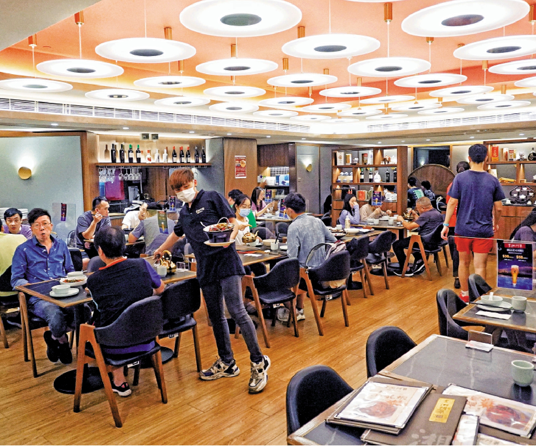 　　圖：電子點餐在香港大行其道，正改變餐飲業服務模式。