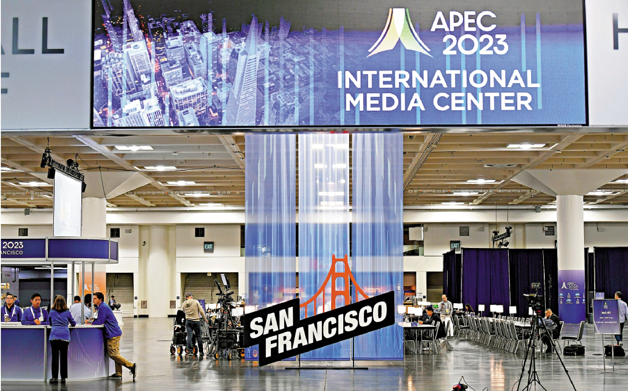 　　圖：在美國舊金山，2023年亞太經合組織會議國際媒體中心已向註冊記者開放。12日，媒體記者和工作人員在國際媒體中心內工作。 新華社