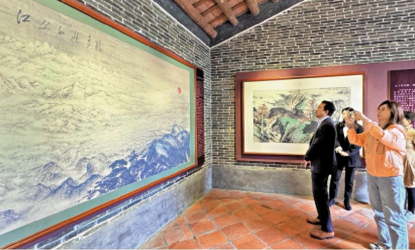 　　圖：參訪團成員在關山月《江山如此多嬌》（複製品）前，了解其背後的創作故事。\大公報記者黃寶儀攝