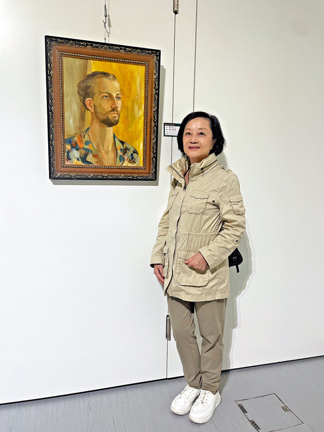 　　圖：余似心與她的作品《瑞士先生》。\大公報記者徐小惠攝