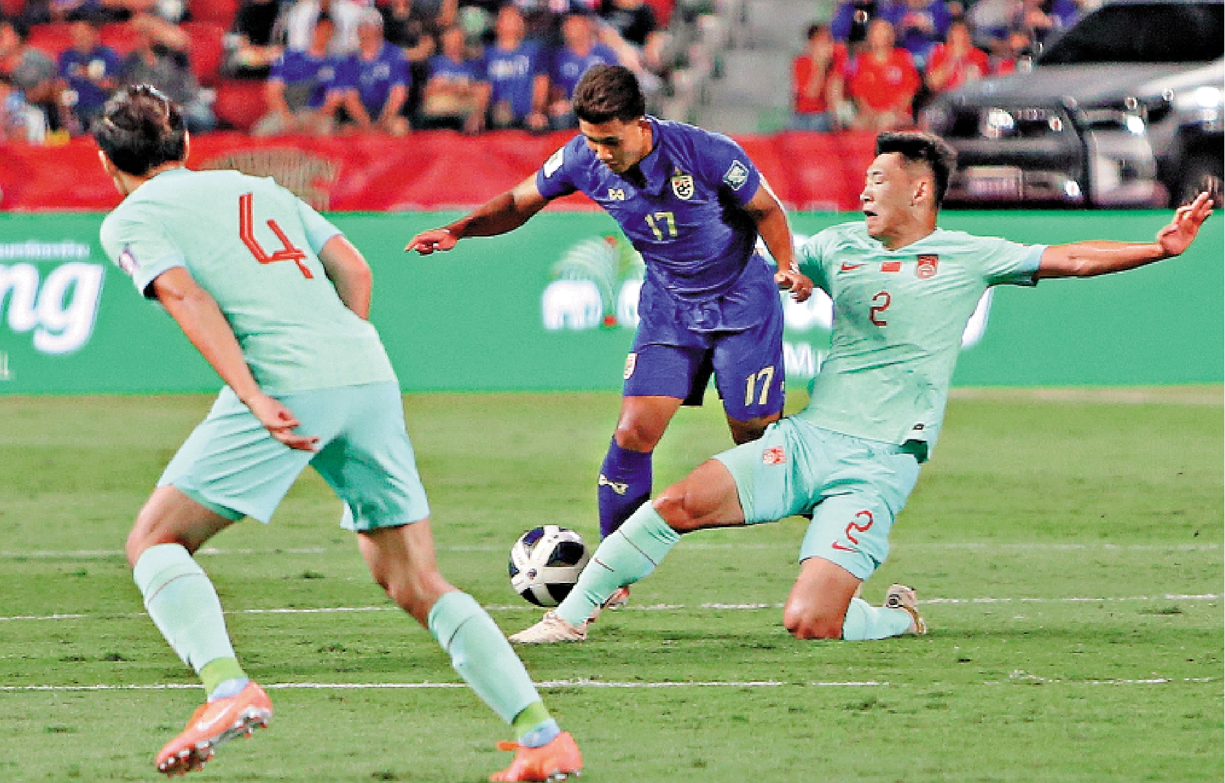 　　圖：國家隊中堅朱辰傑（右）與泰國隊球員素帕納在比賽中拚搶。\新華社