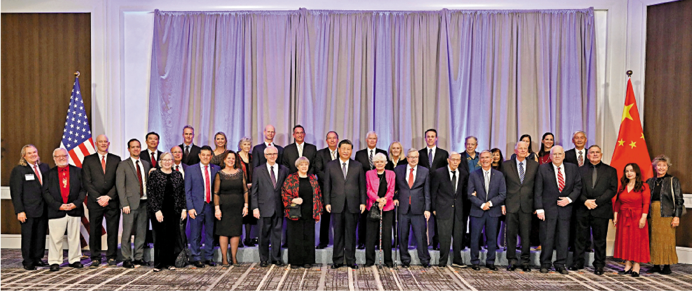 　　圖：當地時間15日晚，國家主席習近平在舊金山出席美國友好團體聯合歡迎宴會。這是宴會開始前，習近平會見飛虎隊和史迪威將軍後人、鼓嶺、艾奧瓦州、華盛頓州等方面友好人士代表，同他們親切交談並合影留念。\新華社