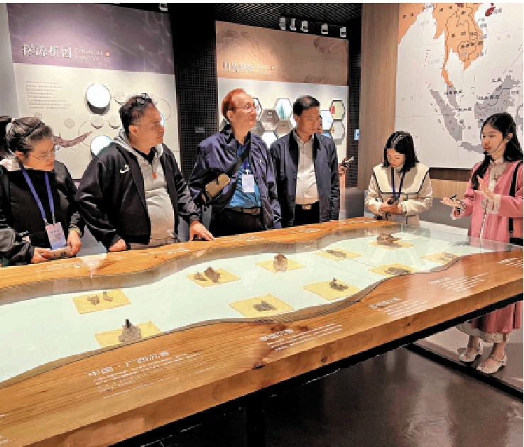 　　圖：參訪團在中國沉香文化博物館參觀。\大公報記者帥誠攝