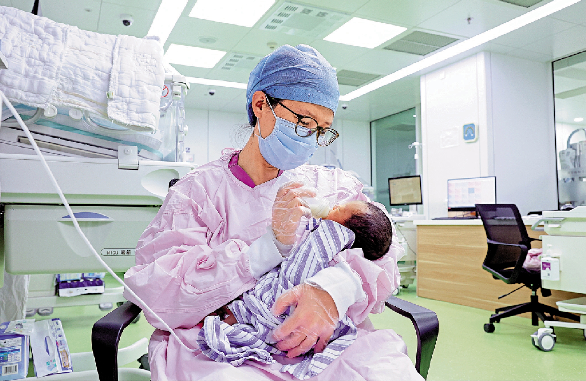 　　圖：國家衞健委明確將嚴厲檢查處理販賣出世紙等問題。圖為新生兒重症監護病房（NICU）護士在為小寶寶餵奶。\新華社