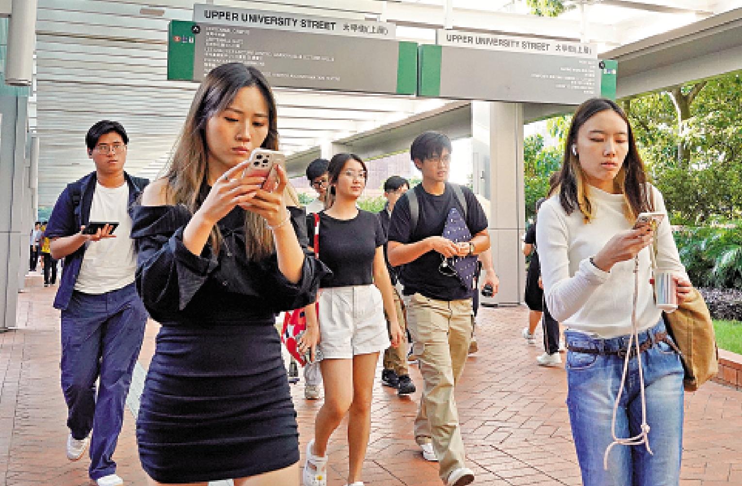 　　圖：網絡盛行，人人機不離手。/大公報記者林良堅攝