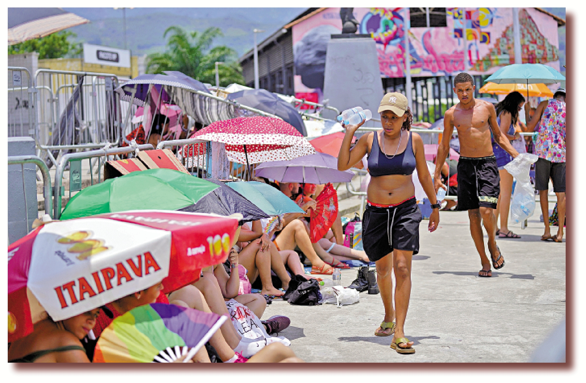 　　圖：18日，小販在Taylor Swift演唱會外向歌迷售賣瓶裝水。\美聯社
