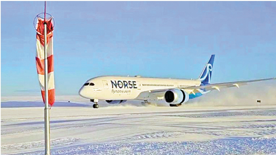 　　圖：一架波音787夢幻客機15日降落在南極洲的「藍冰跑道」。\網絡圖片