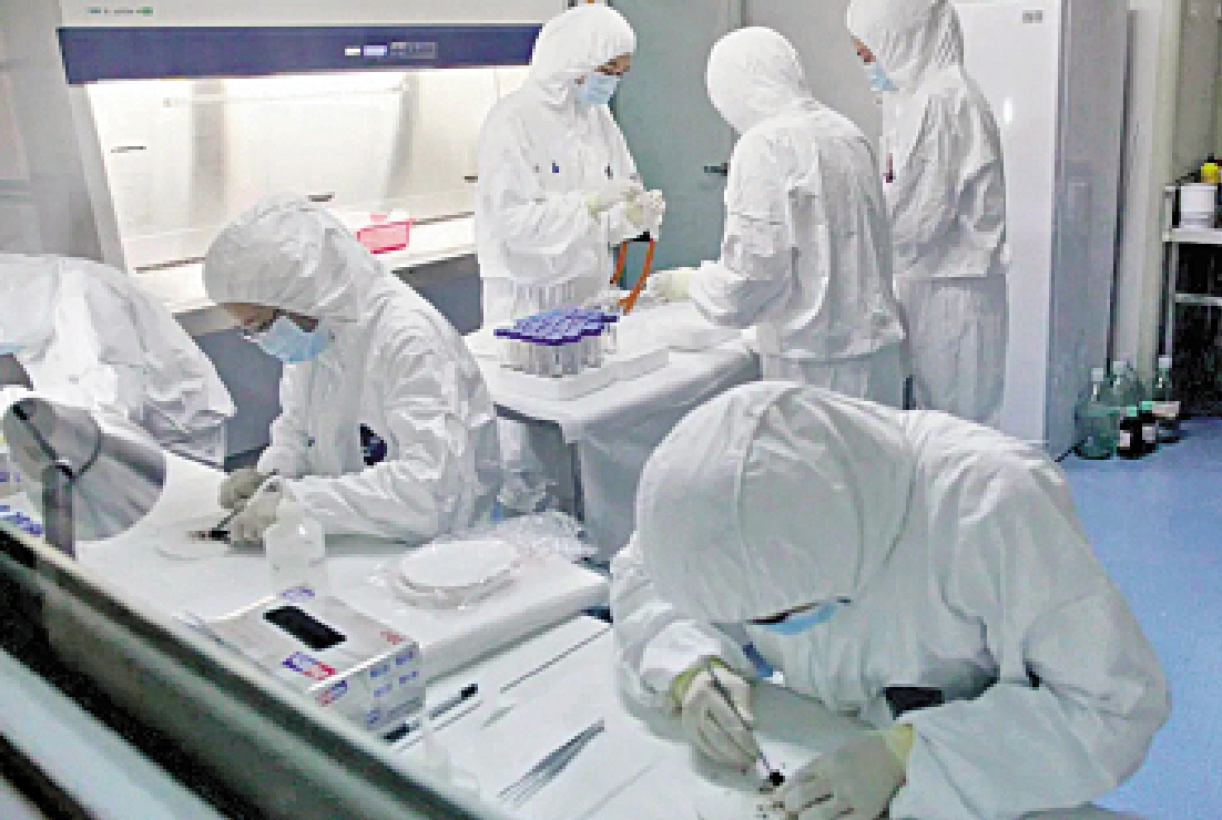 　　圖：北京軍事科學院軍事醫學研究院的研究人員正在開展DNA鑒定工作。