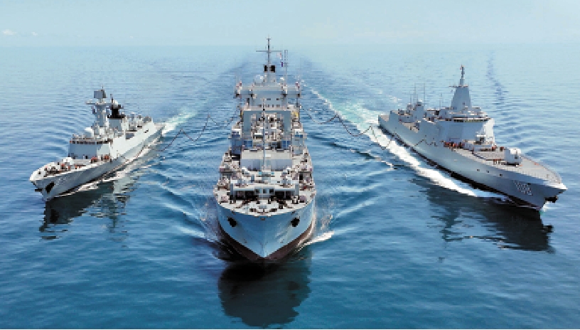 　　圖：青海湖艦（中）為055型驅逐艦咸陽艦（右）與054A型護衛艦巴彥淖爾艦進行橫向補給。