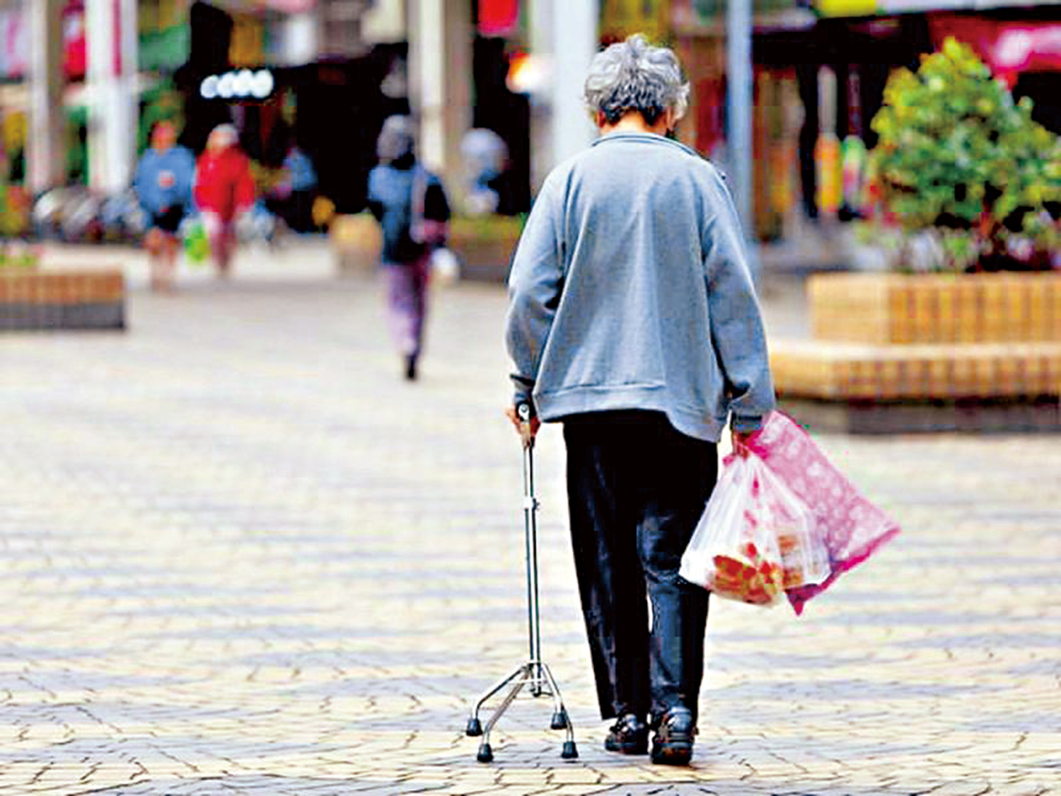　　圖：近年有不少長者墮入詐騙陷阱，其實只要身邊親人及朋友多加留意及關心，就可避免事件發生。 資料圖片