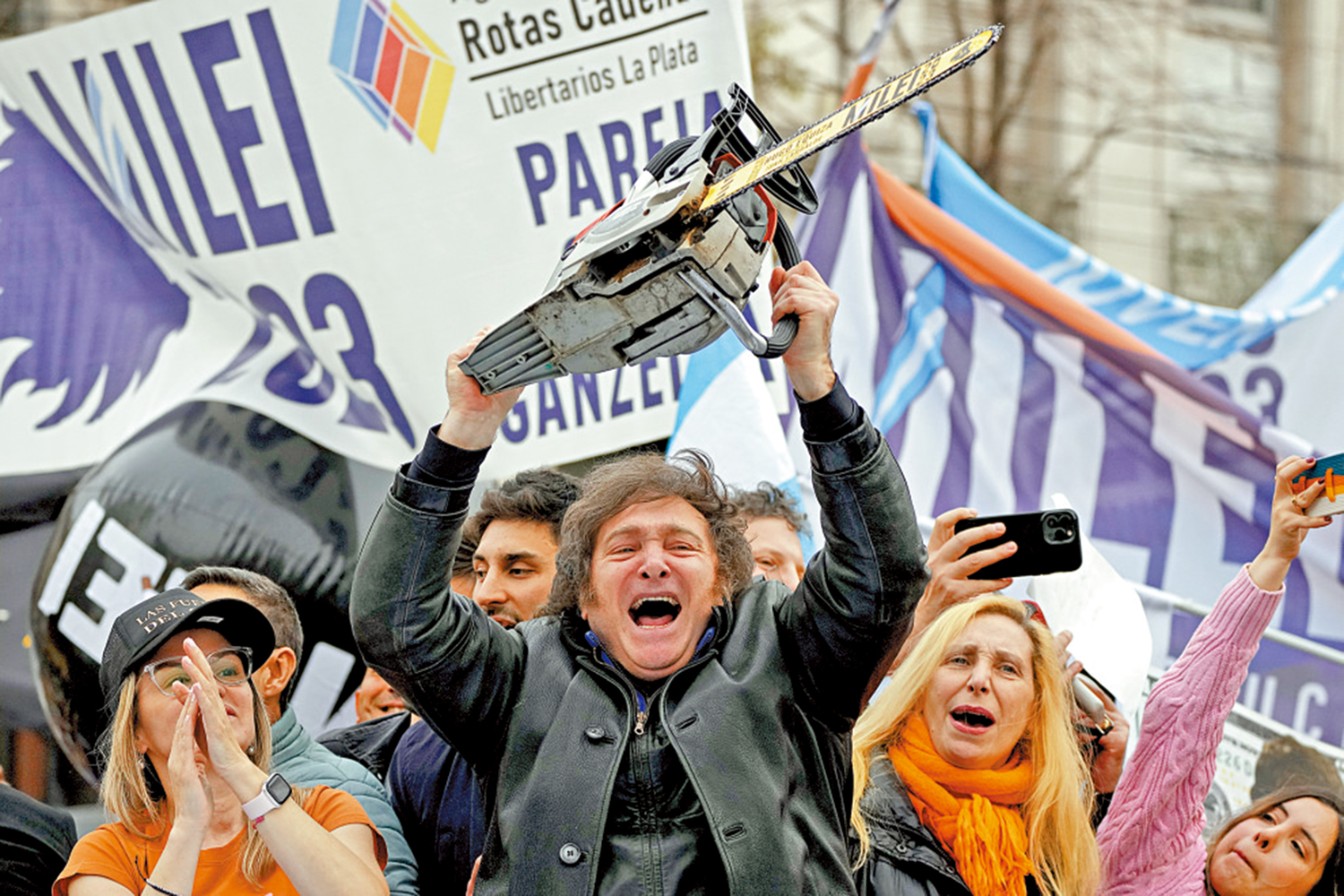 　　圖：米萊今年9月手持電鋸參加競選集會。\美聯社