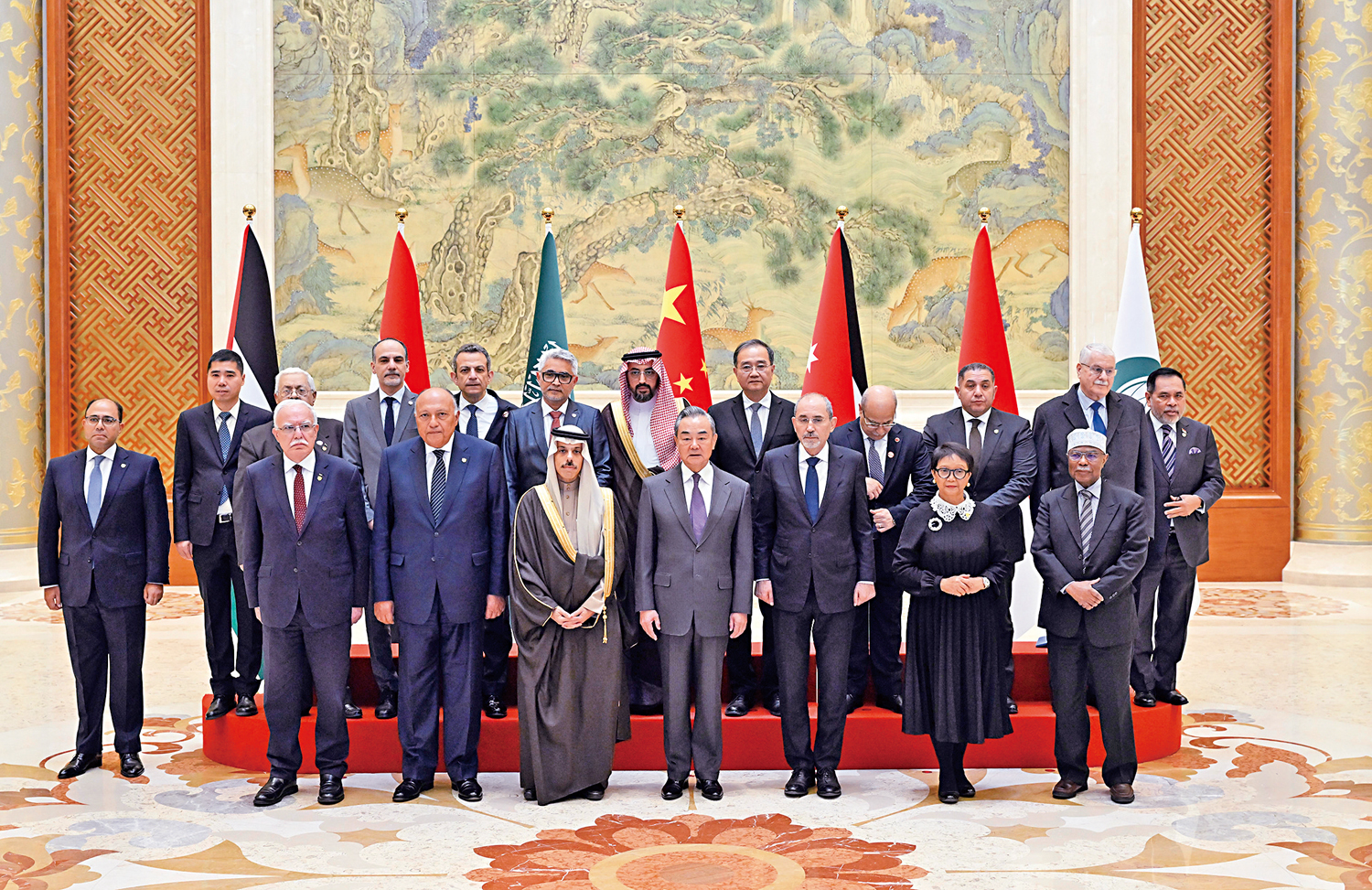 　　圖：11月20日，中共中央政治局委員、外交部長王毅在北京同沙特外交大臣費薩爾、約旦副首相兼外交大臣薩法迪、埃及外長舒克里、印度尼西亞外長蕾特諾、巴勒斯坦外長馬立基、伊斯蘭合作組織秘書長塔哈組成的阿拉伯、伊斯蘭國家外長聯合代表團舉行會談。\新華社