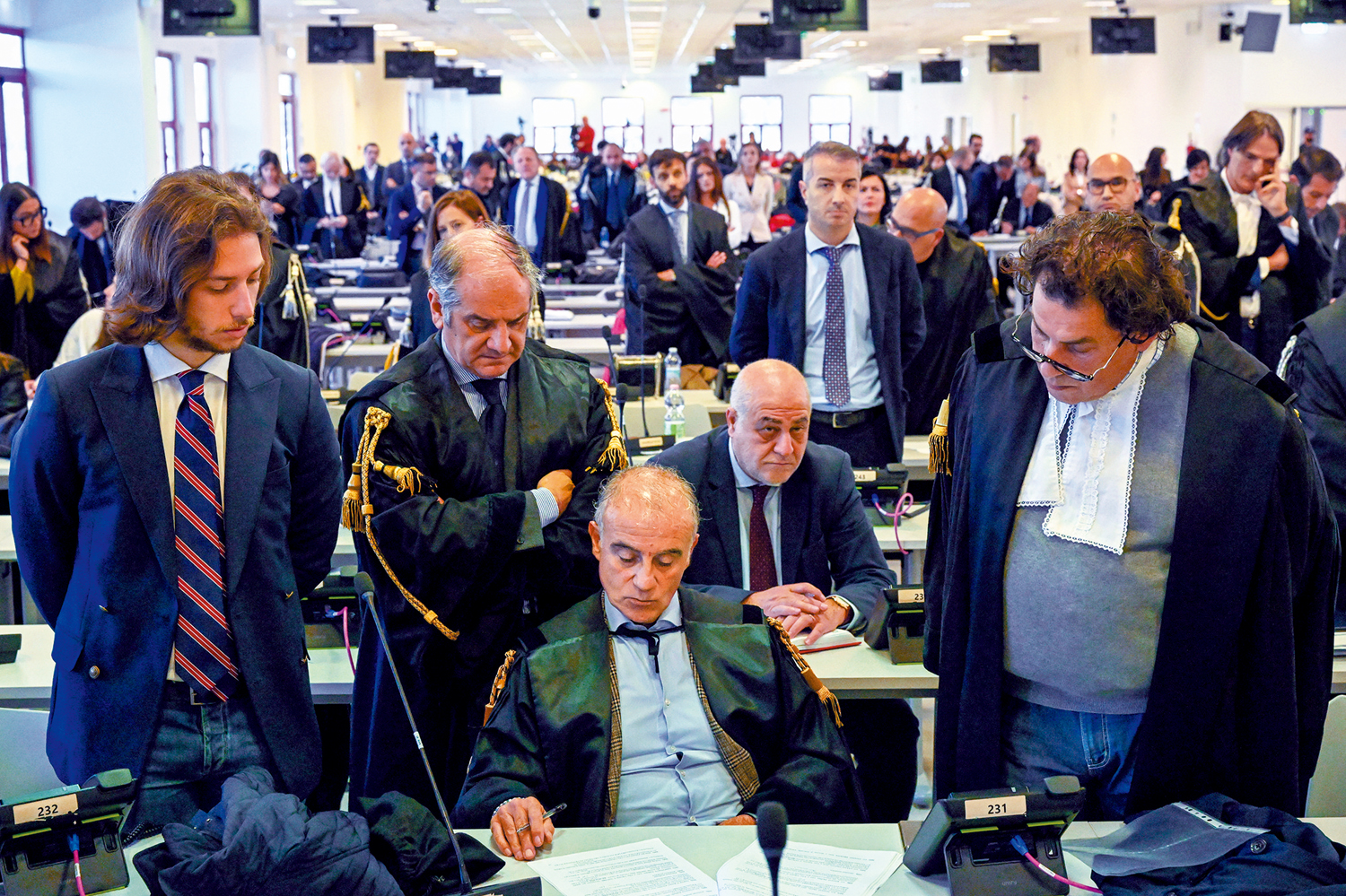 　　圖：意大利法官20日宣布逾350名疑似黑手黨「光榮會」成員的判決，圖為官員在拉梅齊亞泰爾梅聽取結果。\美聯社