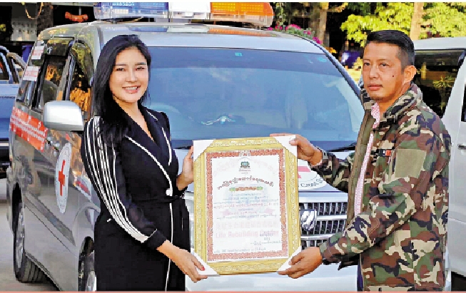 　　圖：白氏家族頭目白應蘭（左）在當地有「公益女神」之稱。