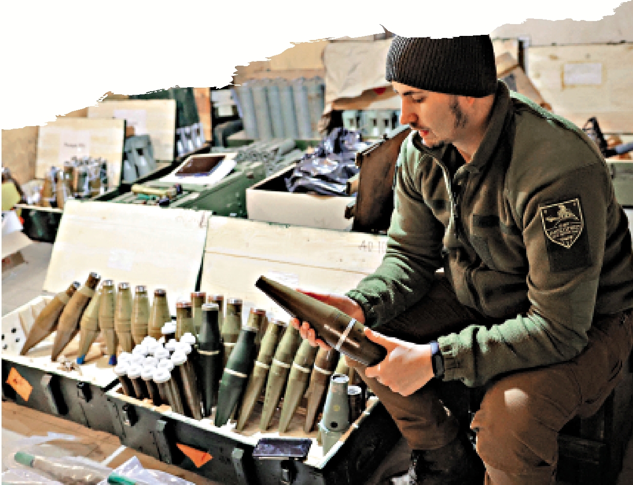 　　圖：巴以衝突爆發後，烏克蘭收到的美國軍援減少。圖為烏軍士兵20日清點彈藥。\法新社