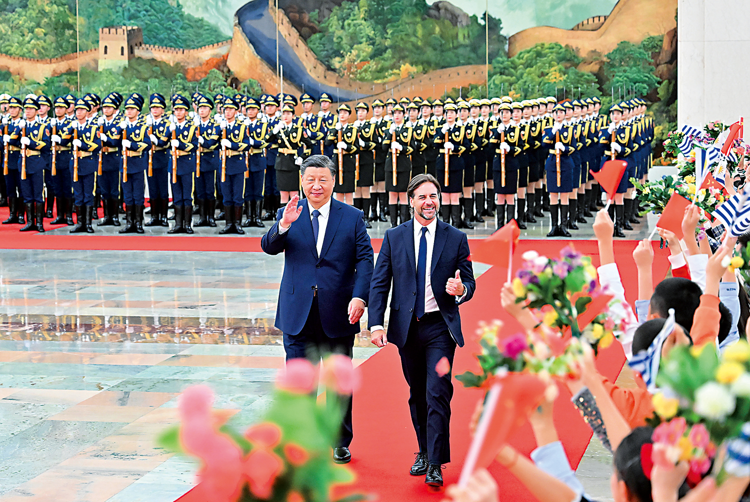 　　圖：11月22日下午，國家主席習近平在北京人民大會堂同來華進行國事訪問的烏拉圭總統拉卡列舉行會談。這是會談前，習近平在人民大會堂北大廳為拉卡列舉行歡迎儀式。\新華社