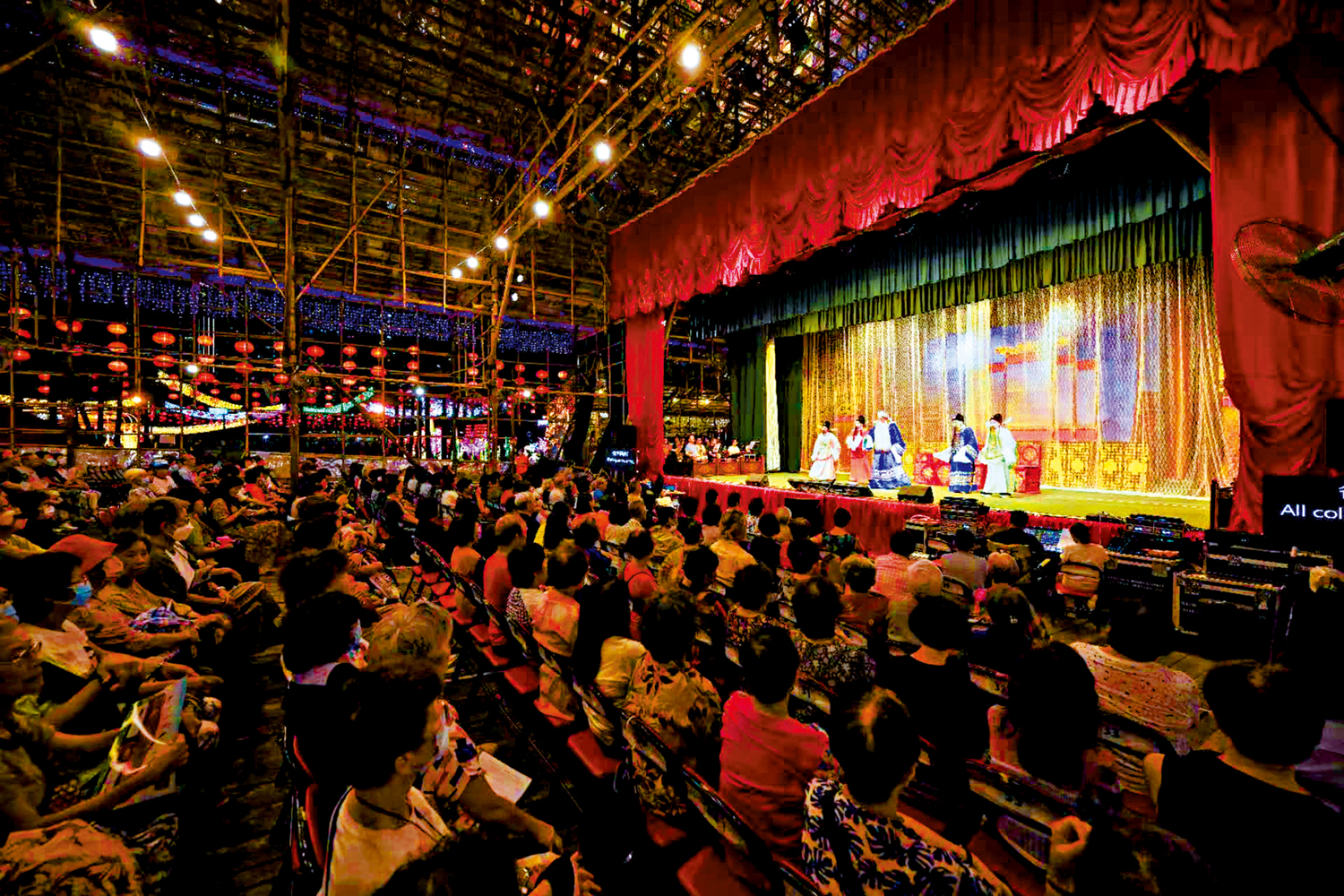 　　圖：戲棚上演粵劇，台下觀眾看得投入。 康文署供圖