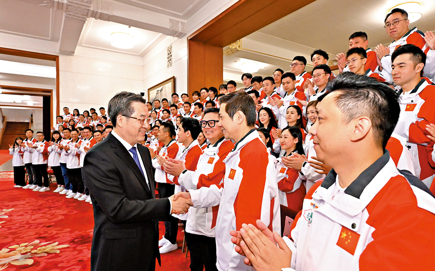 　　圖：11月22日下午，中共中央政治局常委、國務院副總理丁薛祥在北京人民大會堂會見「港澳青年看祖國」各界港澳青年代表交流團。\新華社