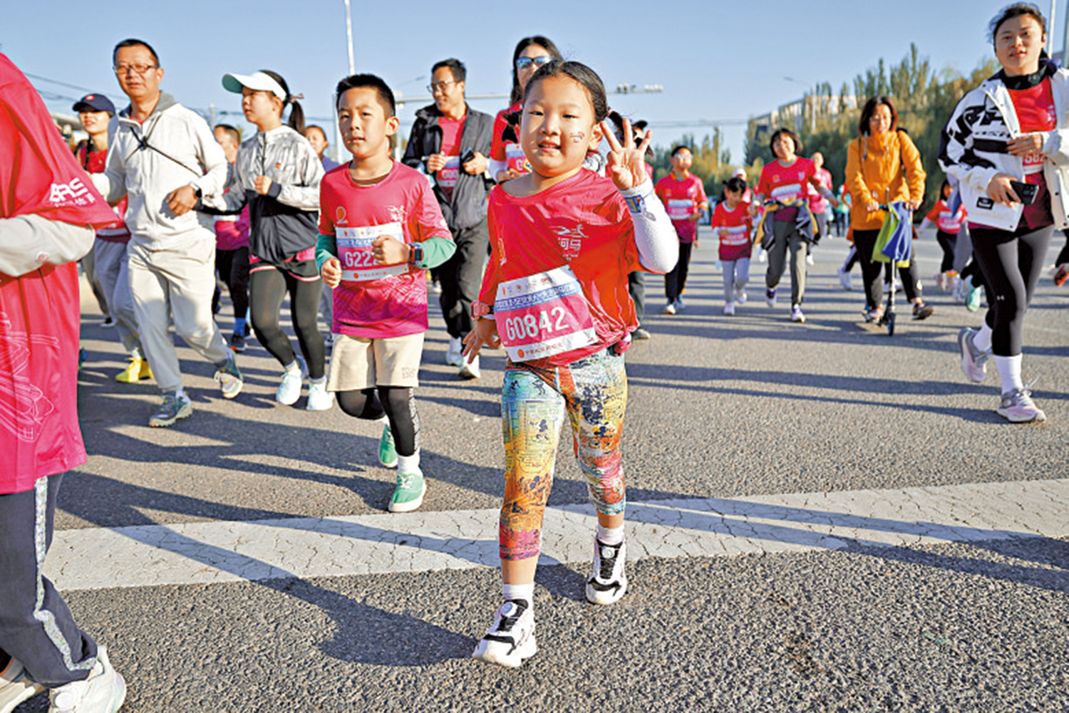 　　圖：馬拉松賽事也吸引不少小朋友參加。\中新社