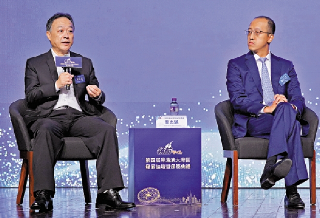 　　圖：馮正可（右）表示，本港應積極培育金融科技人才。圖左為雷志斌。