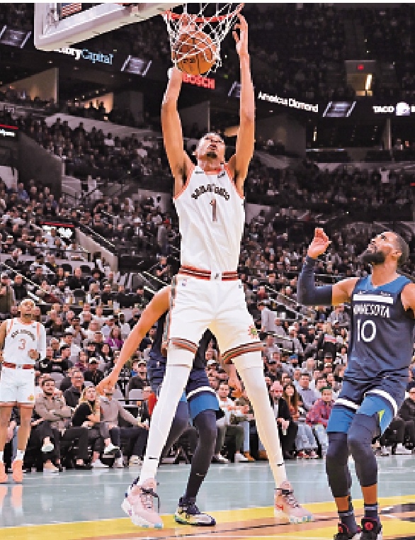 　　圖：雲班亞馬（左）身高手長。