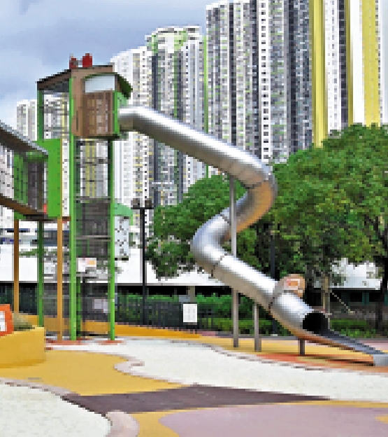 　　圖：「沙丘地堡」的攀爬塔連接高逾六米及長逾13米的旋轉滑梯，是康文署轄下遊樂場最高及最長的滑梯。