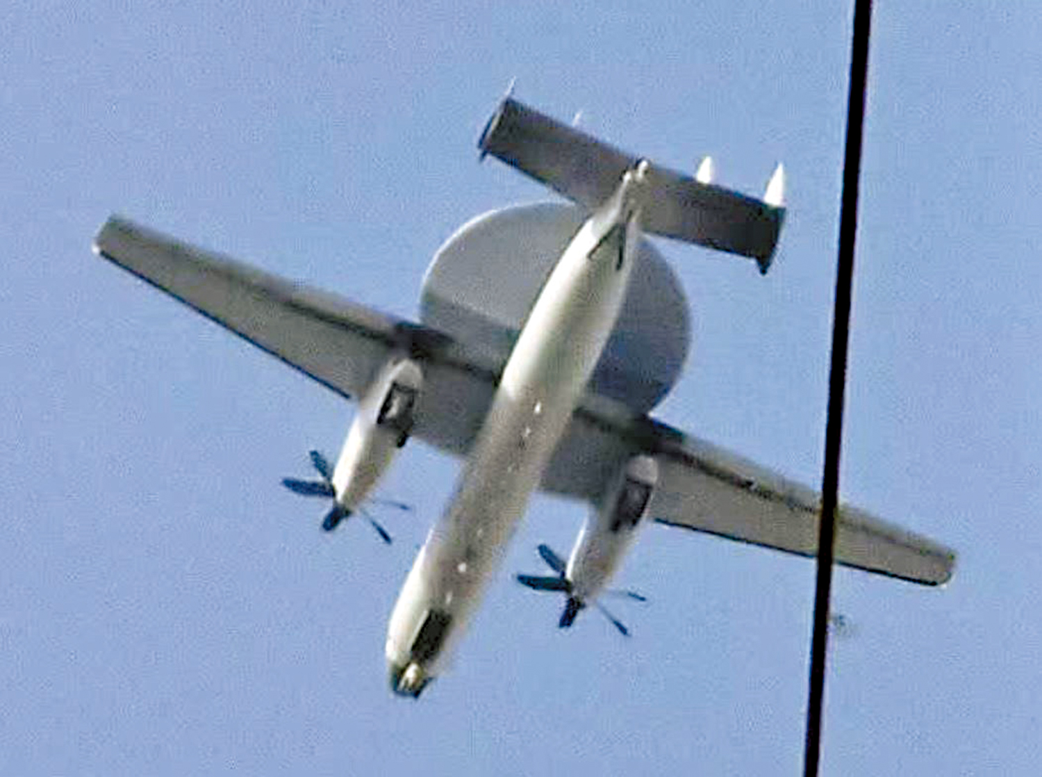 　　圖：空警-600機背的雷達罩以半圓對稱布局呈現出兩種不同顏色。