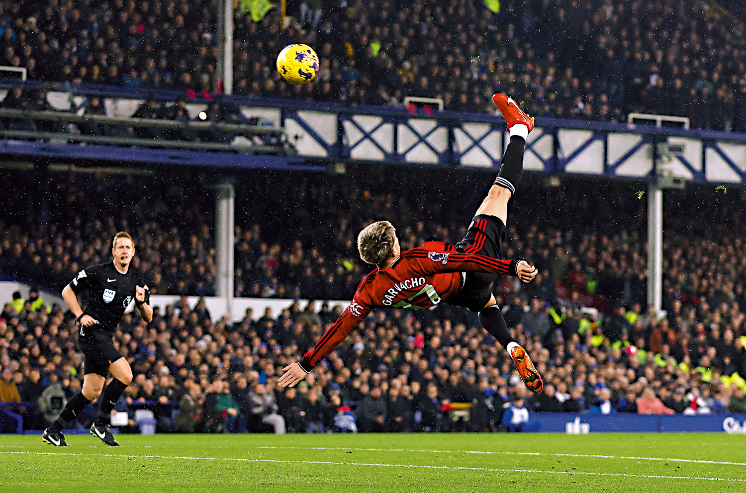 　　圖：曼聯的加拿祖（右）以「倒掛」入波替曼聯先開紀錄。\路透社