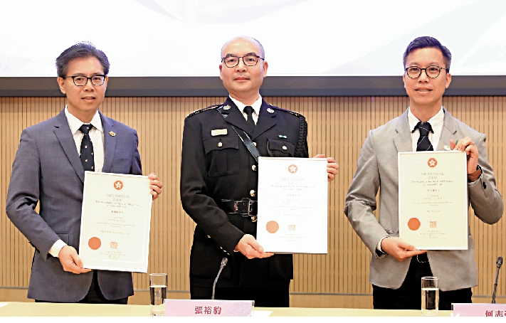 　　圖：「2023年公務員事務局局長嘉許狀計劃」共有100名公務員獲獎，（左起）獲嘉許的梁國棟、張裕豹、何志豪昨日一同分享感受。\大公報記者麥潤田攝