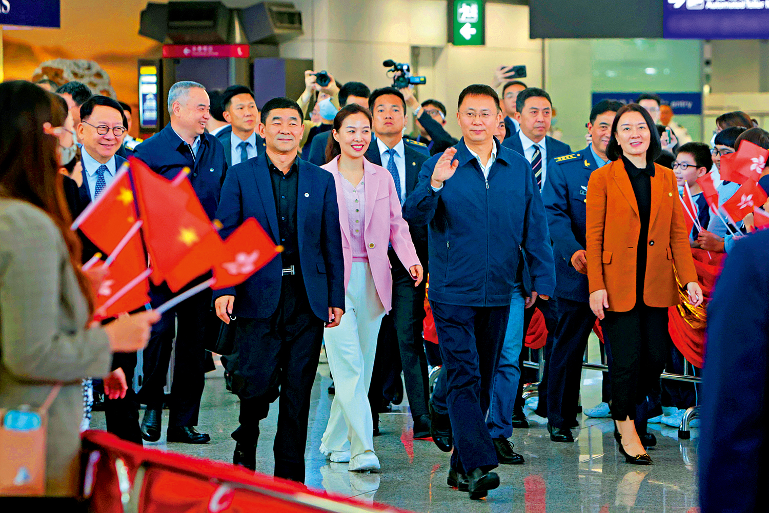 　　圖：特區政府政務司司長陳國基、中央政府駐港聯絡辦副主任盧新寧、外交部駐港公署署理特派員李永勝等人昨在機場迎接代表團。