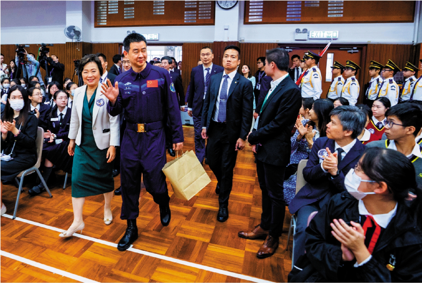 　　圖：中國載人航天工程代表團部分成員昨日前往培僑中學，與該校的學生開展交流活動。圖為中國航天員陳冬等人進入交流活動會場。 