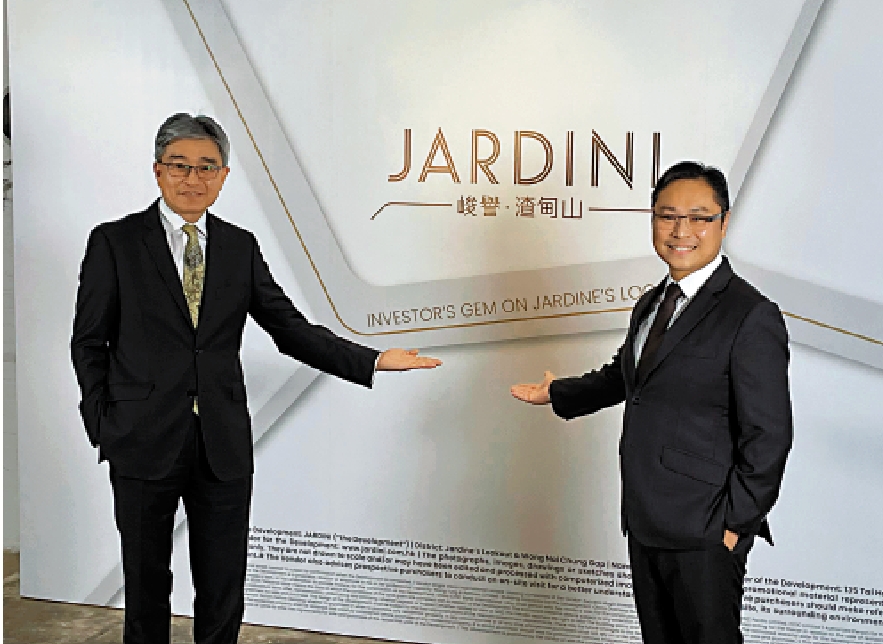 　　圖：中信泰富李偉明（左）表示，峻譽·渣甸山已申請預售樓花同意書。右為李肇文。