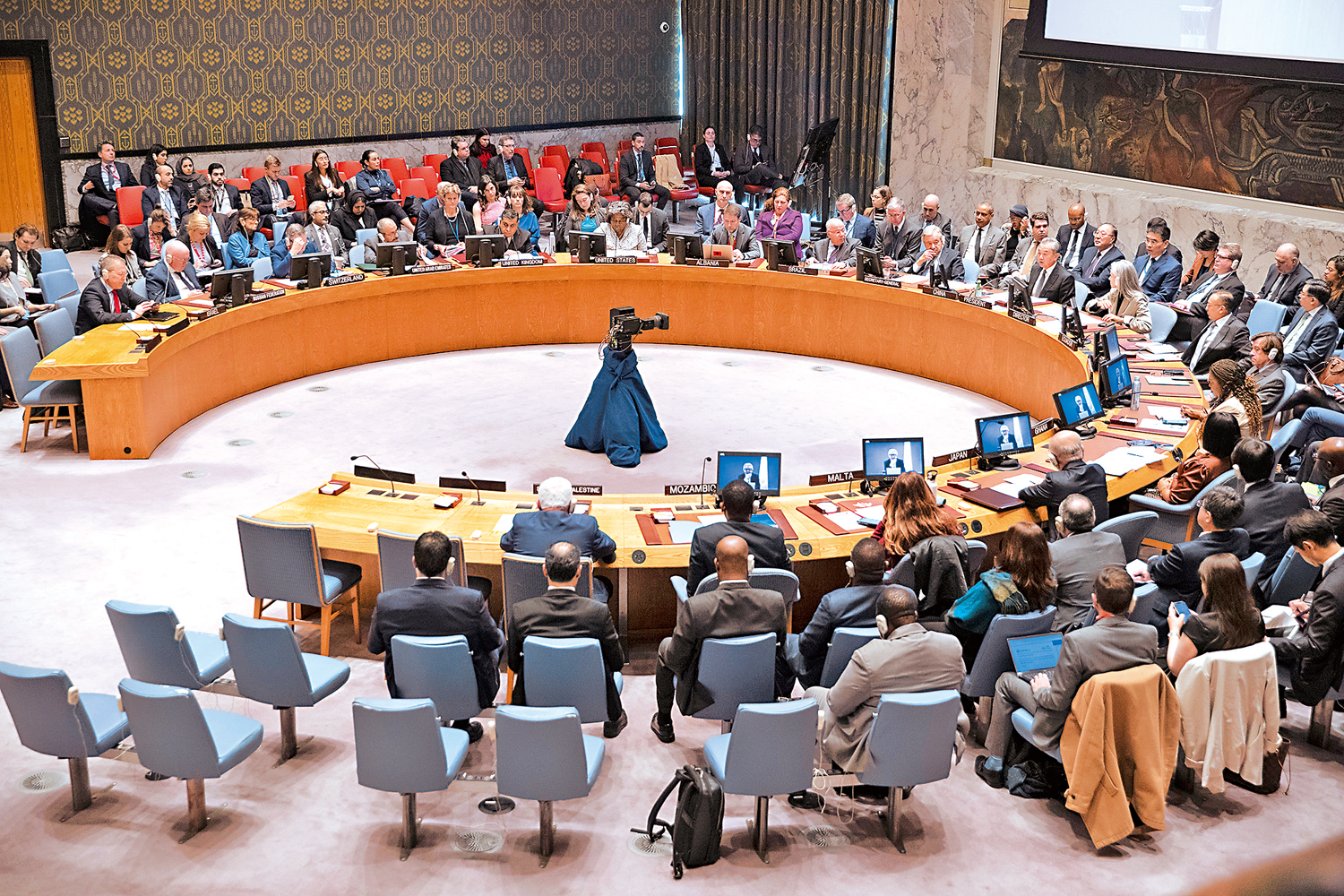 　　圖：當地時間11月29日，安理會巴以問題高級別會議在紐約聯合國總部舉行，會議由中共中央政治局委員、外交部長王毅主持，近20個國家的外長和高級別代表以及所有安理會成員出席。\新華社