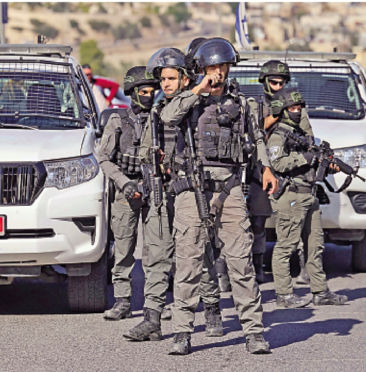 　　圖：以色列部隊1日封鎖東耶路撒冷部分地區交通。\法新社